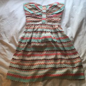 Patterned, strapless dress